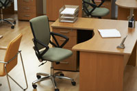 Bürotisch aus Holz und Stuhl. Copyright: iStock