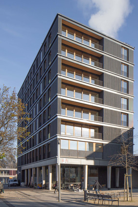 Das Wohn- und Geschäftshaus in der Freiburger Bugginger Straße steht am 22. September im Mittelpunkt der FNR-Seminarreihe zum öffentlichen Holzbau. Bild: Architekturbüro Weissenrieder