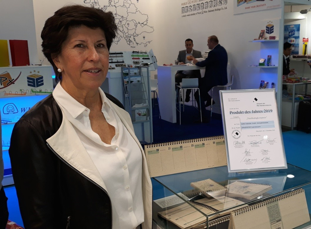Zettler-Geschäftsführerin Susanne Bergmann präsentiert stolz das „Produkt des Jahres 2019“