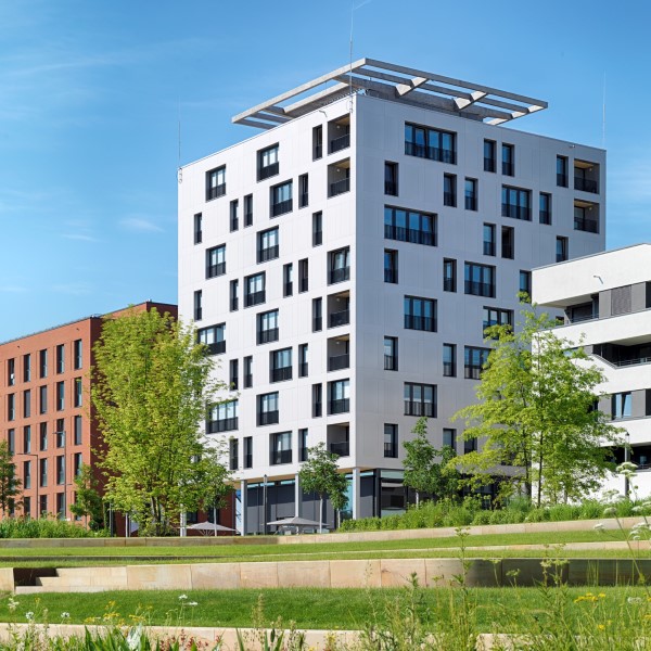 SKAIO ist Deutschlands erstes Hochhaus in Holz-Hybrid-Bauweise. Das 34m hohe Gebäude  mit 10 Geschossen steht in Heilbronn und wurde nach dem Cradle to Cradle Prinzip konzipiert. Bild: Bernd Borchardt